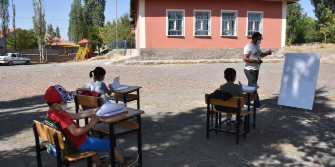 Özlediği öğrencilerine yüz yüze ders vermek için okul bahçesini sınıfa dönüştürdü