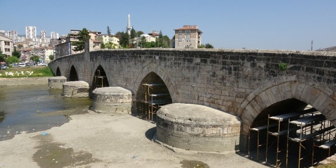 770 yıllık tarihe kazınan yazılar restorasyonda silinecek