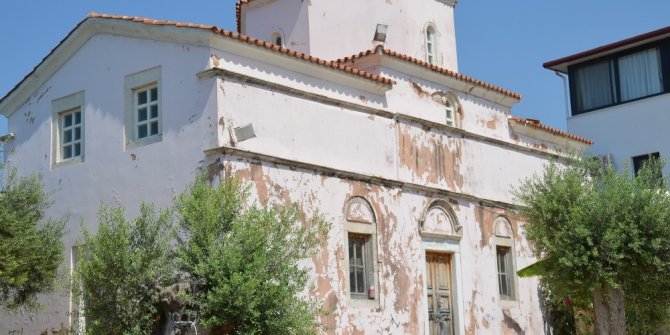 Giriş kapıları duvarla örülen 130 yıllık kilise için harekete geçildi