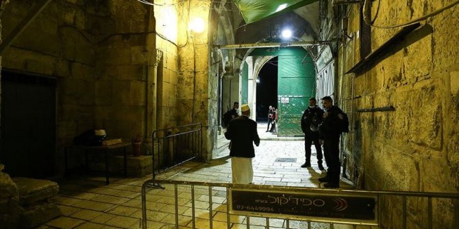 Filistinliler, İsrail polisi eşliğinde Mescid-i Aksa'yı ziyaret eden BAE heyetini camiden çıkardı