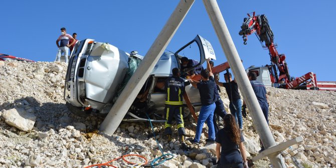 Beton direğe çarpan otomobildeki kadın öldü, oğlu ve eşi yaralandı
