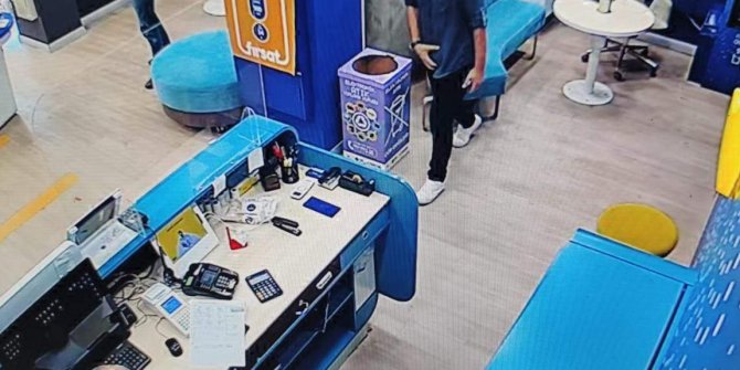 Kablosuz kulaklık çalarken güvenlik kamerasınca görüntülendi, polise yakalandı
