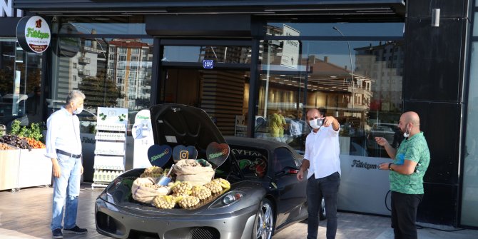 Lüks otomobilin bagajında ceviz satışı