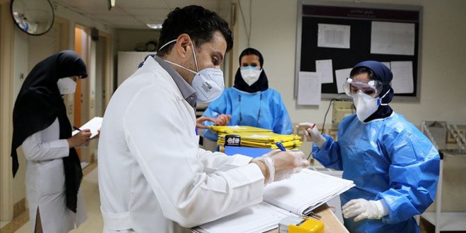 İran'da günlük Kovid-19 vakaları yeniden 3 binin üzerine çıktı