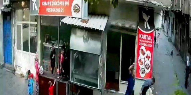 Önce eşini ardından akrabasını bıçakladı, bu anlar güvenlik kamerasına yansıdı