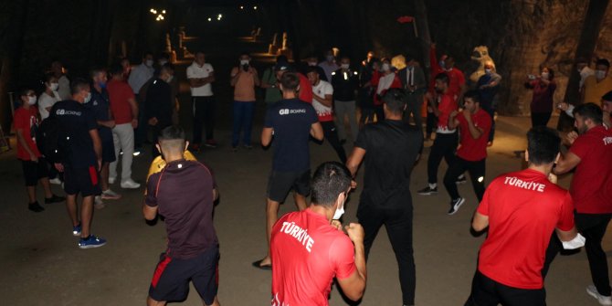 Türkiye ve İngiliz boks milli takımları, tuz mağarasında antrenman yaptı