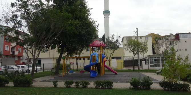 Parkta çocuklara cinsel organını gösterdi, linçten zabıta kurtardı