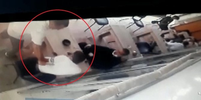 Akli dengesi yerinde olmayan saldırgan çay içen şahsı defalarca böyle bıçakladı