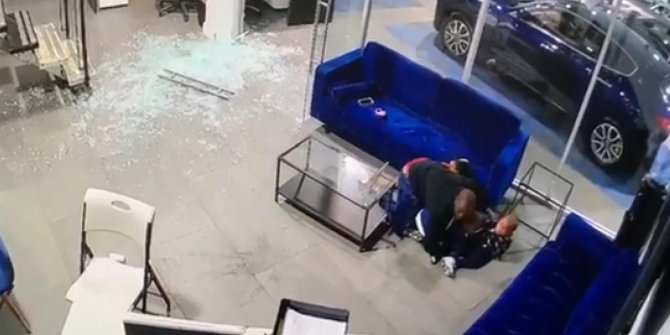 Oto galeride silahlı saldırıya uğrayan baba çocuklarını ölmekten böyle kurtardı
