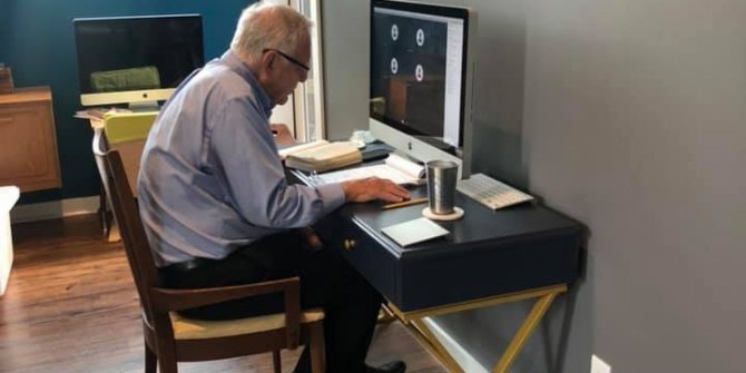 91 yaşındaki profesörün uzaktan eğitim verdiği anlar sosyal medyada ilgi odağı oldu