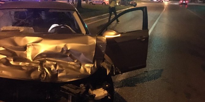 Balıkesir'de iki otomobilin çarpıştığı kazada 2 kişi hayatını kaybetti
