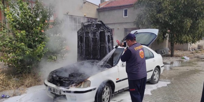 Seyir halindeki otomobil yandı