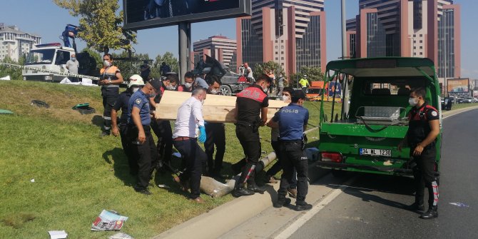 Feci kaza; otomobil içinde sıkışan sürücü hayatını kaybetti