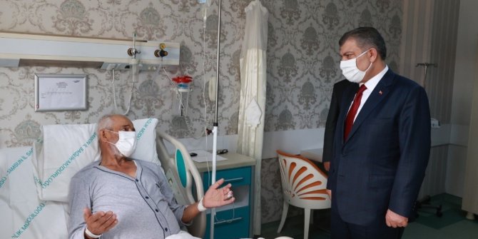 Bakan Koca’dan hastalara ’geçmiş olsun’ ziyareti