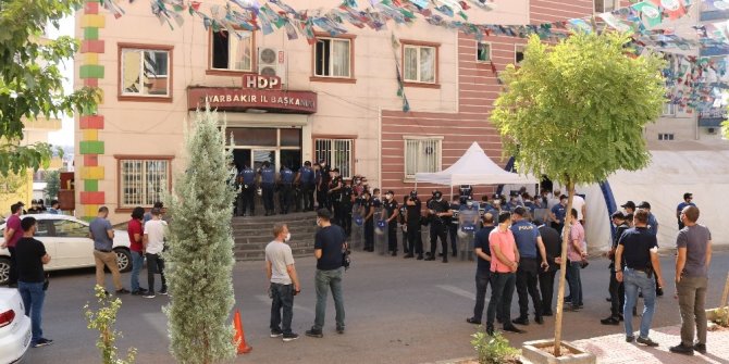 HDP önündeki aileler, Kobani olaylarına ilişkin gözaltıları sevinçle karşıladı