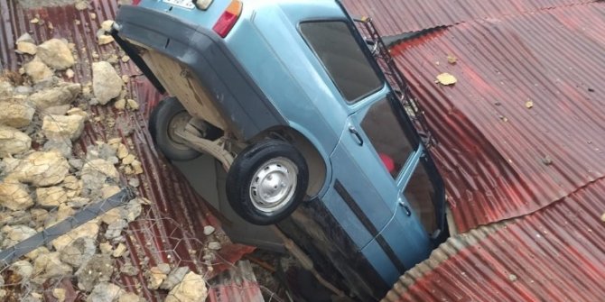 Otomobil çatıya düştü, sürücü yaralandı