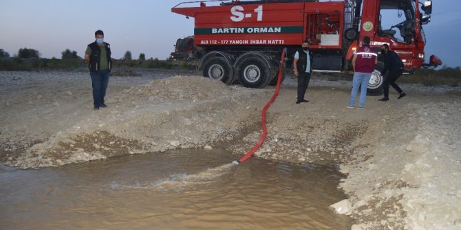 Ekipler kuruyan ırmaktaki balıklar için seferber oldu