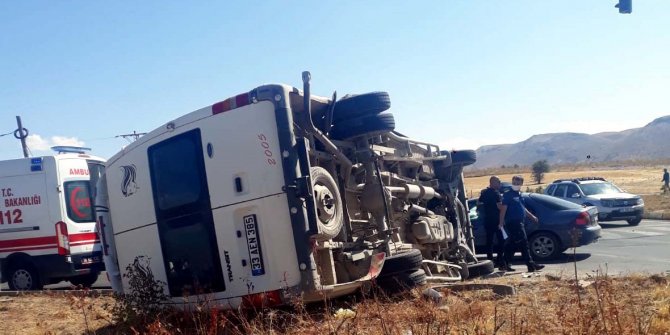 Kayseri'de minibüs ile kamyon çarpıştı: 8 yaralı