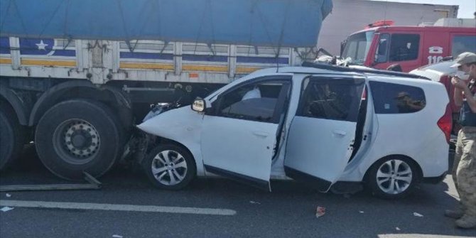 Gaziantep'te tıra çarpan araçtaki 3 kişi öldü, 2 kişi yaralandı