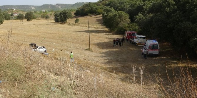Tarlaya düşen otomobilin sürücüsü hayatını kaybetti