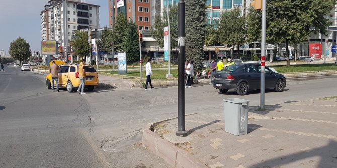 Elazığ'da otomobil, taksiye çarptı: 2 yaralı