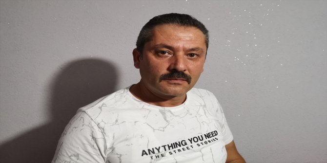Aracın çarpmasıyla ölen yavru kedinin başından ayrılmadı