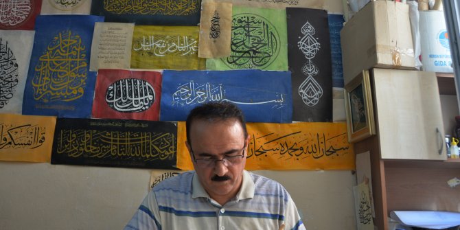 40 yıllık Türkmen hattat, sanatını Mersin'de sürdürüyor
