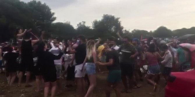 Festival düzenleyen gençler koronavirüsü unuttu