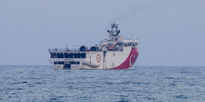 Oruç Reis gemisi Antalya Limanı'ndan ayrılarak açığa demirledi