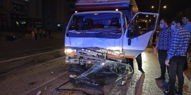 Çorum’da kamyonet traktörle çarpıştı: 1 yaralı
