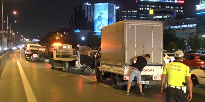 D-100 Karayolu'nda devrilen kamyonet nedeniyle yoğun trafik
