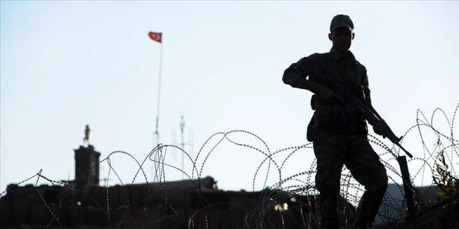 Jandarmanın ikna çalışmaları sonucu PKK'lı iki terörist teslim oldu