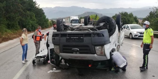 Takla atan kamyonette sıkışan sürücü kurtarıldı