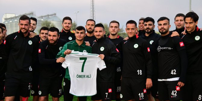 Konyaspor, top toplayıcı genci gole katkısı nedeniyle ödüllendirdi