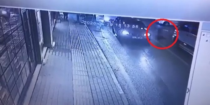 Bursa'da, servis minibüsünün kadına çarptığı kaza anı güvenlik kamerasında