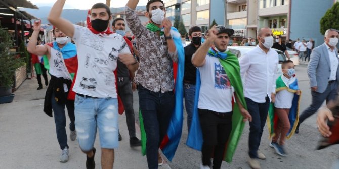 Azerbaycanlı öğrenciler "Karabağ" için yürüdü