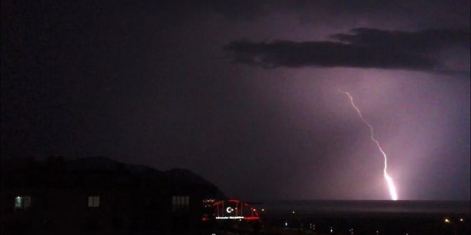 Artvin’de yıldırım geceyi böyle aydınlandı