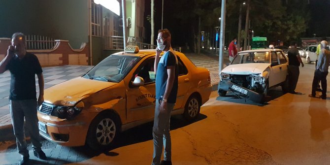 Elazığ'da otomobil ile taksi çarpıştı: 2 yaralı
