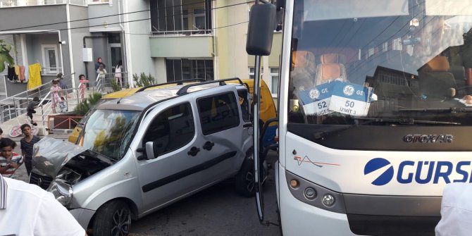Direksiyonda kalp krizi geçiren sürücü kaza yaptı: 1 ölü, 1 yaralı