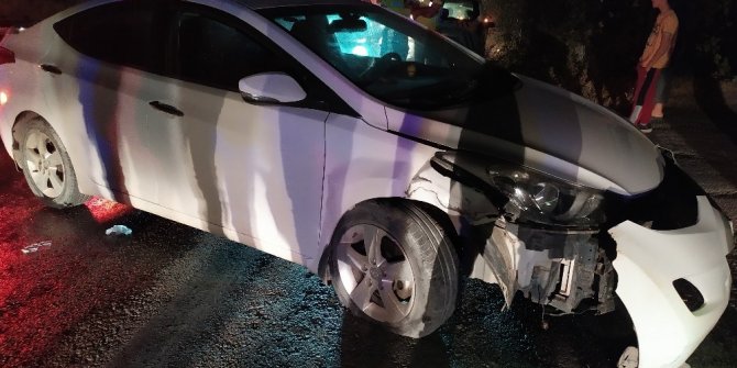 Elazığ’da otomobil direğe çarptı: 4 yaralı