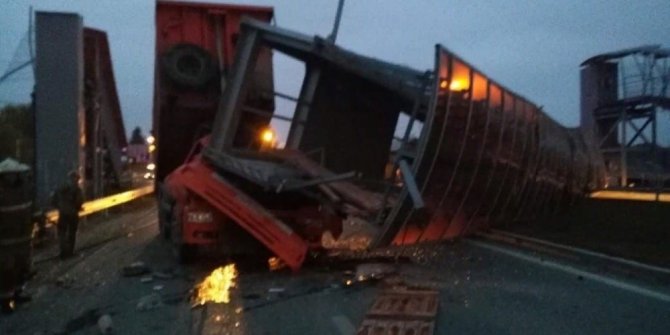 Dikkatsiz kamyon sürücüsü canından oldu