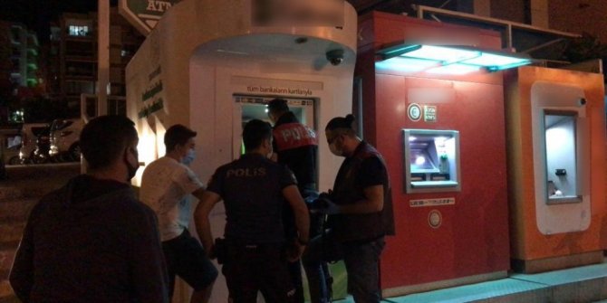 ATM’ye yerleştirilen kameralı kopyalama aparatını vatandaşın dikkati ortaya çıkardı