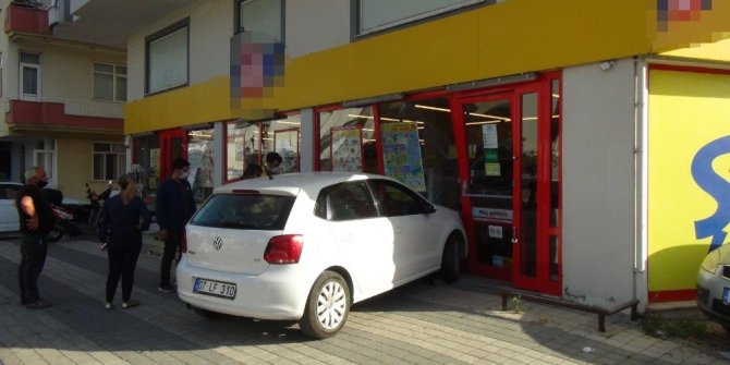 Fren yerine gaza basan sürücü alışveriş merkezine girdi