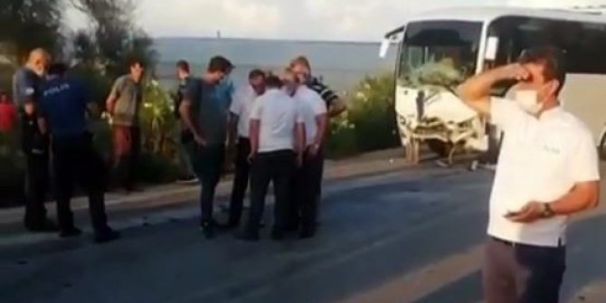 Antalya’da tur midibüsüyle otomobil çarpıştı: 1 ölü, 2 yaralı
