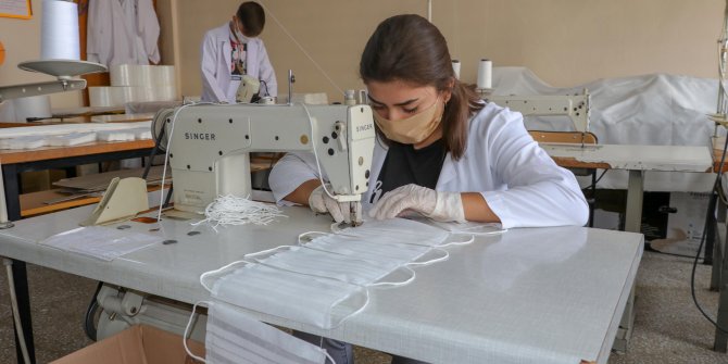 Meslek lisesinde yüz yüze atölye eğitimi, maske üretimiyle başladı