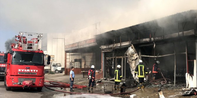 Mersin'de sanayi sitesinde çıkan yangında 4 iş yeri ve 4 araçta hasar oluştu