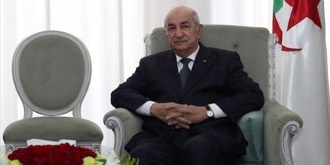 Le président algérien examine la crise libyenne avec Le Drian