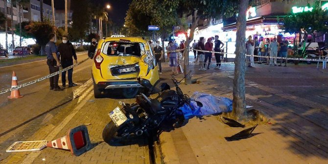 Park halindeki taksiye çarpan motosikletli öldü
