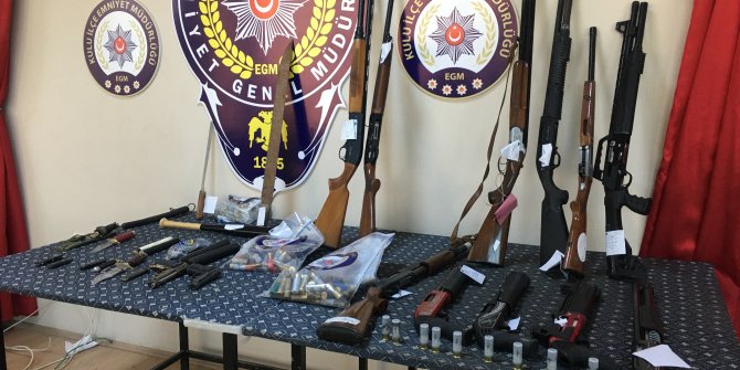 Husumetli ailelerde çok sayıda silah ve bıçak ele geçirildi