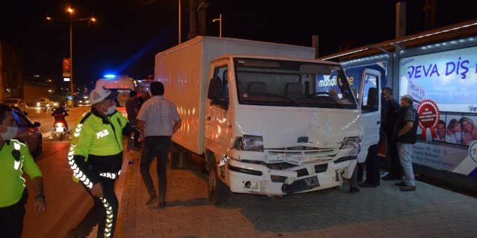 Kamyonet ile otomobil çarpıştı: 5 yaralı